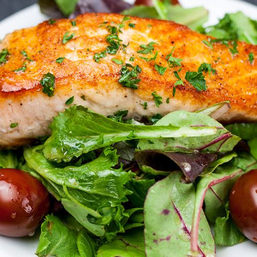 Pan-Seared Salmon Salad with Lemon Vinaigrette - One of the quickest, healthiest meals you can serve your family! Fresh homemade lemon vinaigrette brings tons of tangy, zesty flavor to the salmon and the salad.