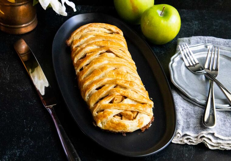 apple strudel on black platter