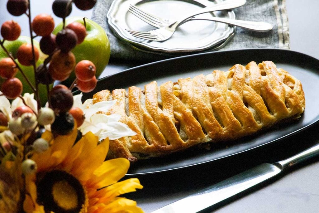 apple strudel on black platter