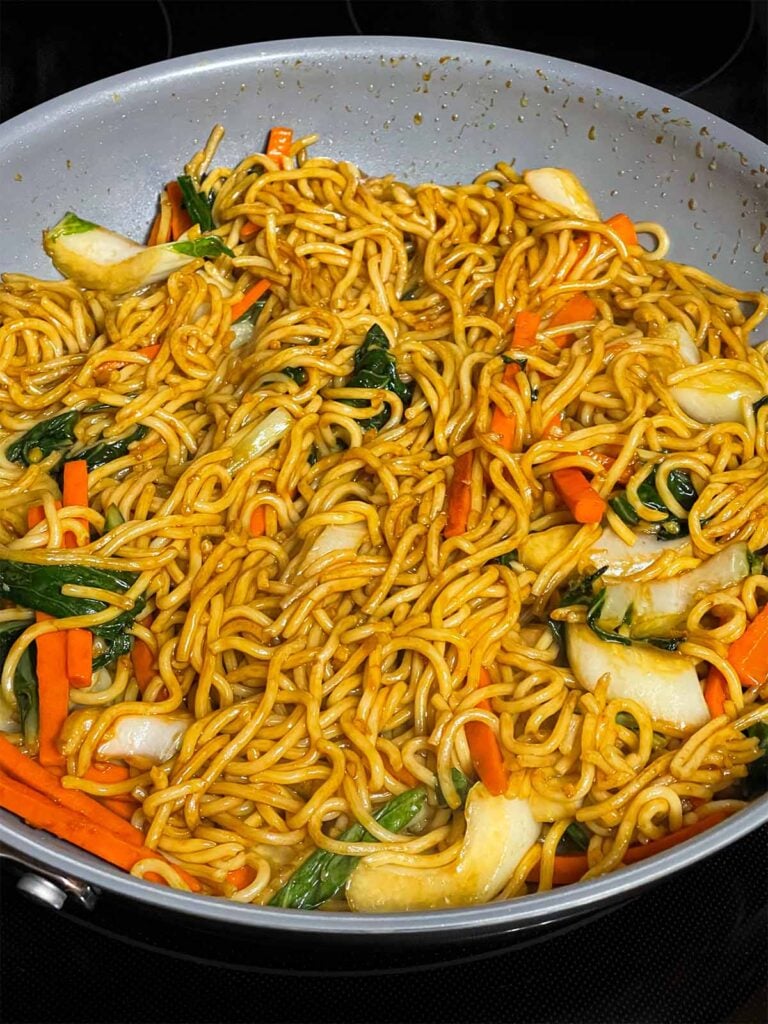 Vegetable lo mein in a skillet.