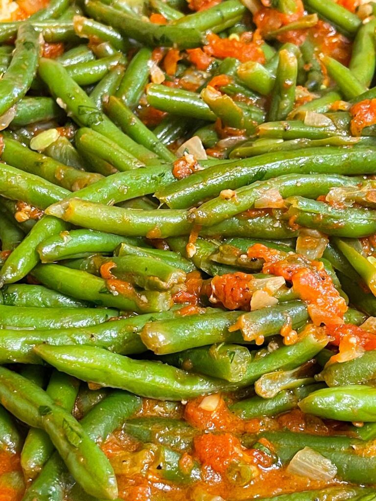 Green beans with tomato sauce.